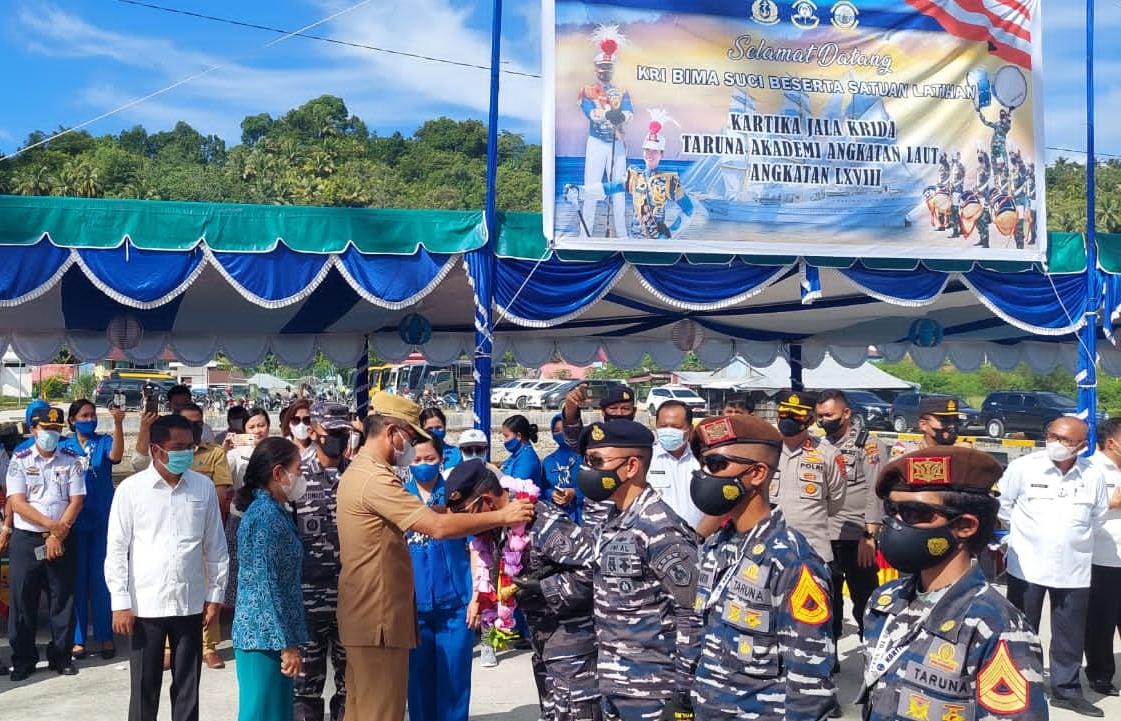 KRI Bima Suci Tiba Di Kepulauan Nias