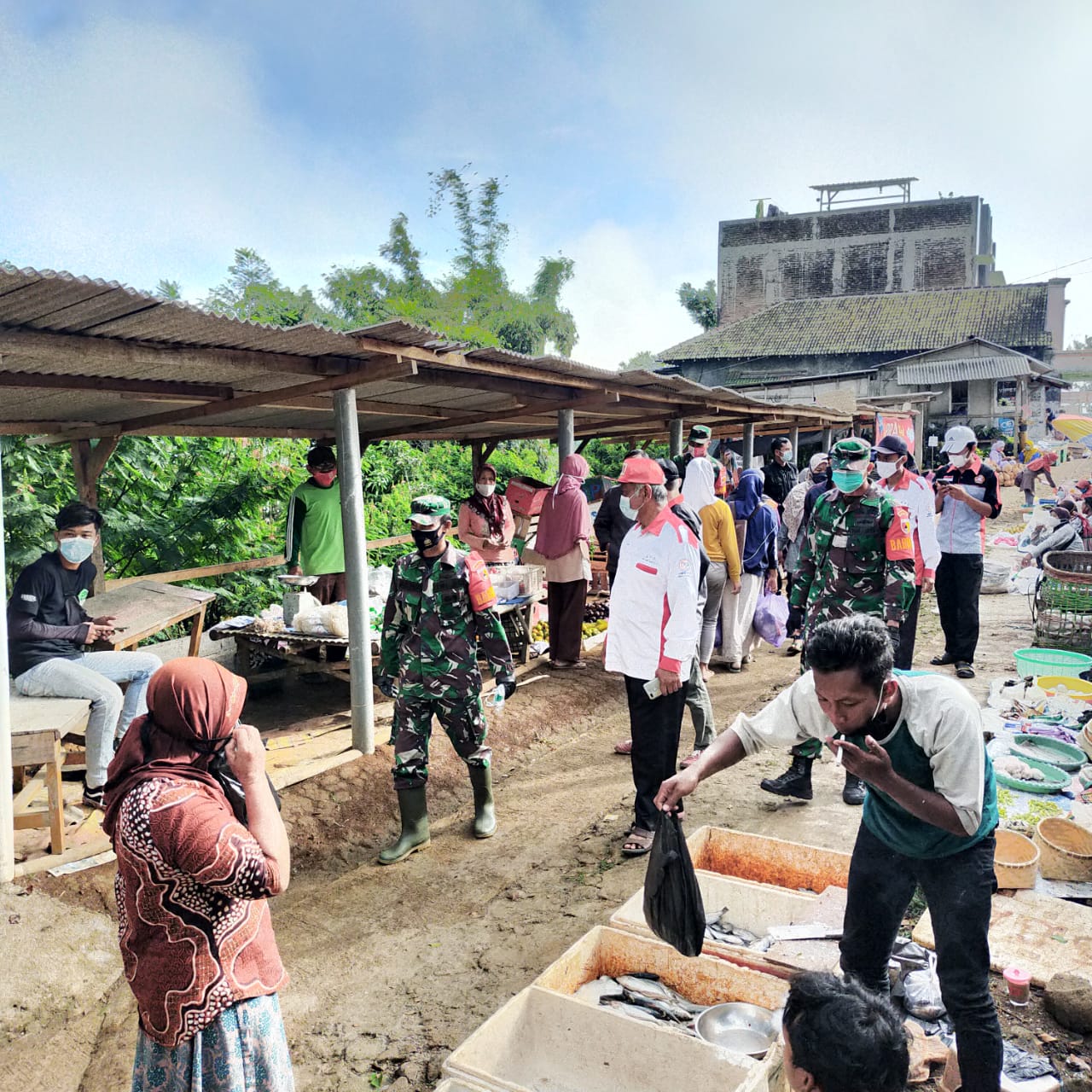 Dukung Pencegahan Penyebaran Covid 19, Babinsa Koramil 0801/12 Pringkuku Memberi Himbauan Prokes