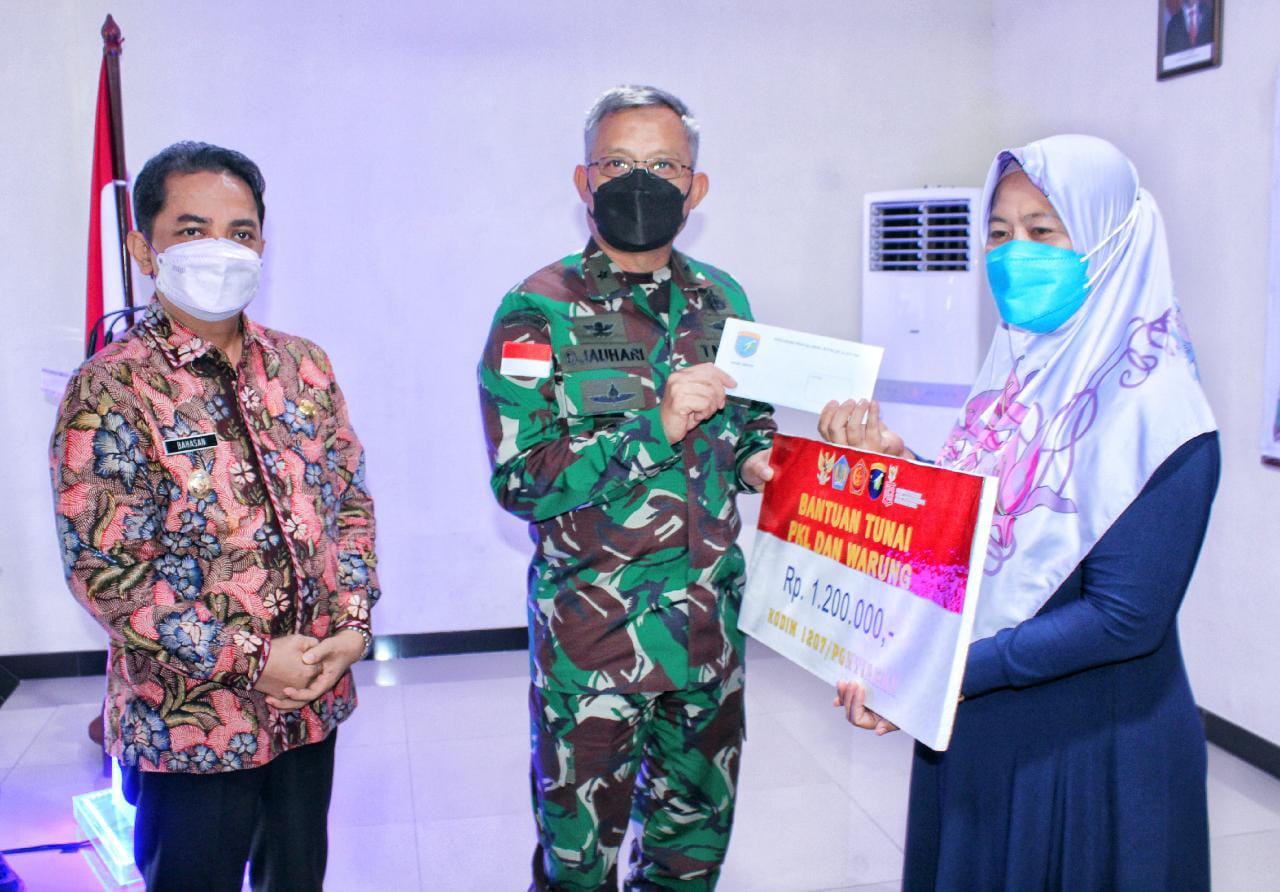 Kodam XII/Tpr Salurkan Bantuan Tunai Pedagang Kaki Lima dan Warung di Wilayah Pontianak