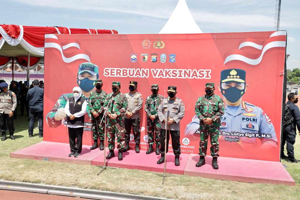 Panglima TNI dan Kapolri Tinjau Serbuan Vaksinasi Merdeka di Lapangan Thor Surabaya