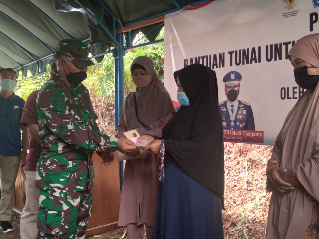 Koramil Kota Bangun Salurkan Bantuan Tunai Kepada Pedagang Kaki Lima Dan Warung