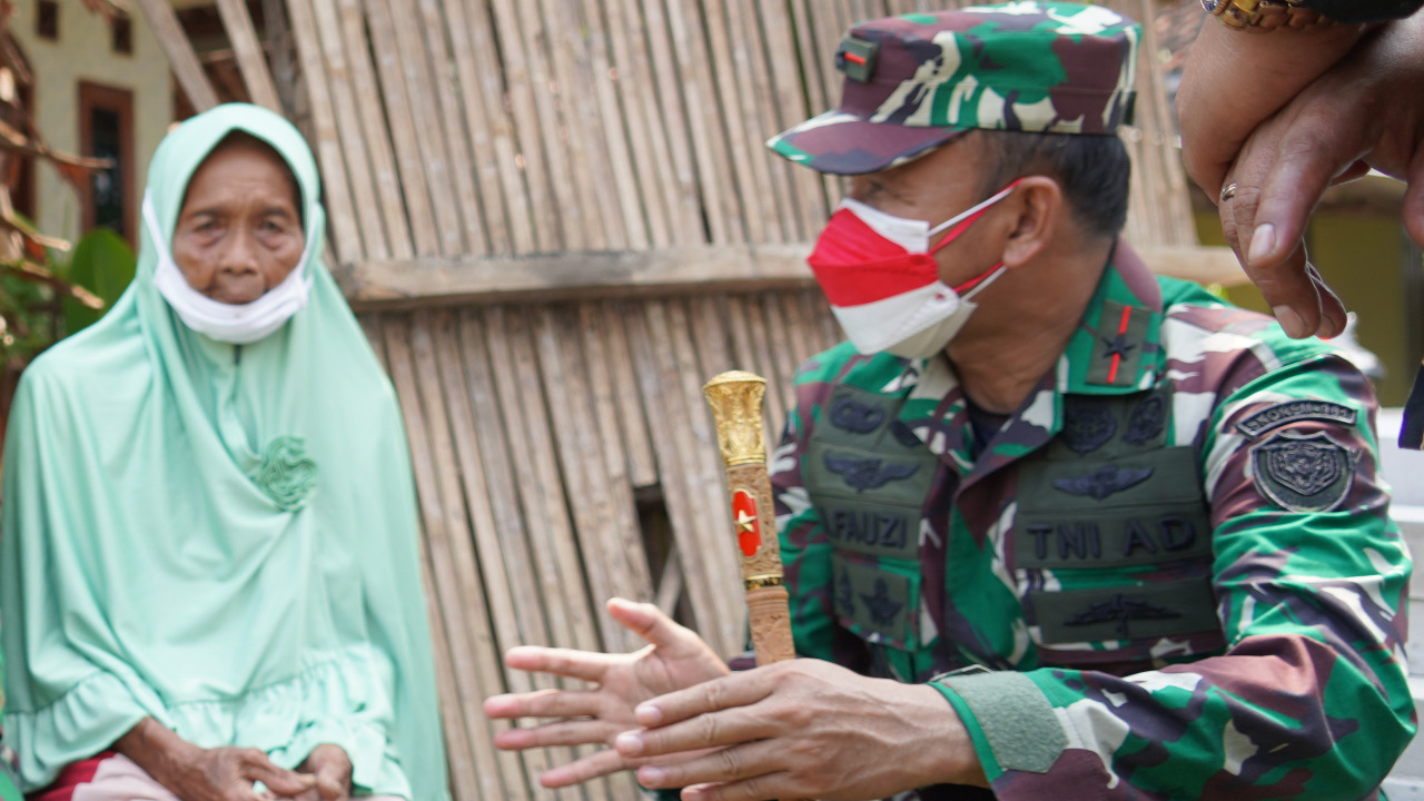 Danrem 061/Sk Terenyuh Menerima Ucapan Terimakasih Bertubi-tubi Dari Nenek Tua Renta (Saati) Umur 89 Tahun