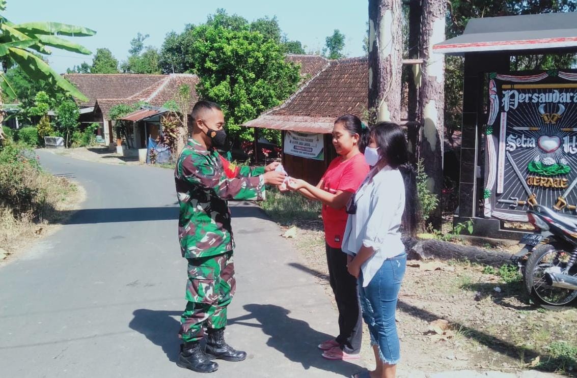 Cegah Penyebaran Covid-19, Babinsa Koramil 0803-07/Kare Bagikan Masker