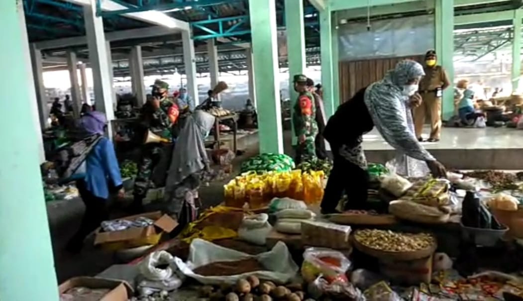 Patroli di Pasar Nawangan, Babinsa 0801/05 Nawangan Edukasi Warga Taat Protokol Kesehatan.