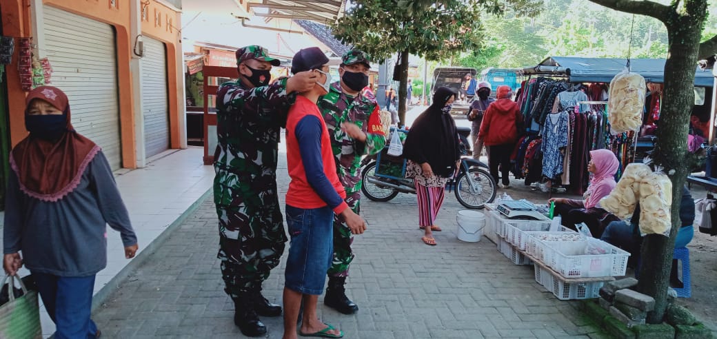 Penertiban Pemakaian Masker oleh Babinsa Koramil 0801/03 Arjosari