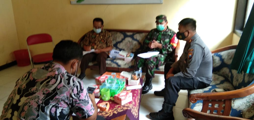 Bangun Kekompakan Hadapi Covid-19, Babinsa 0801/01 Pacitan Lakukan Komsos Dengan Perangkat Desa