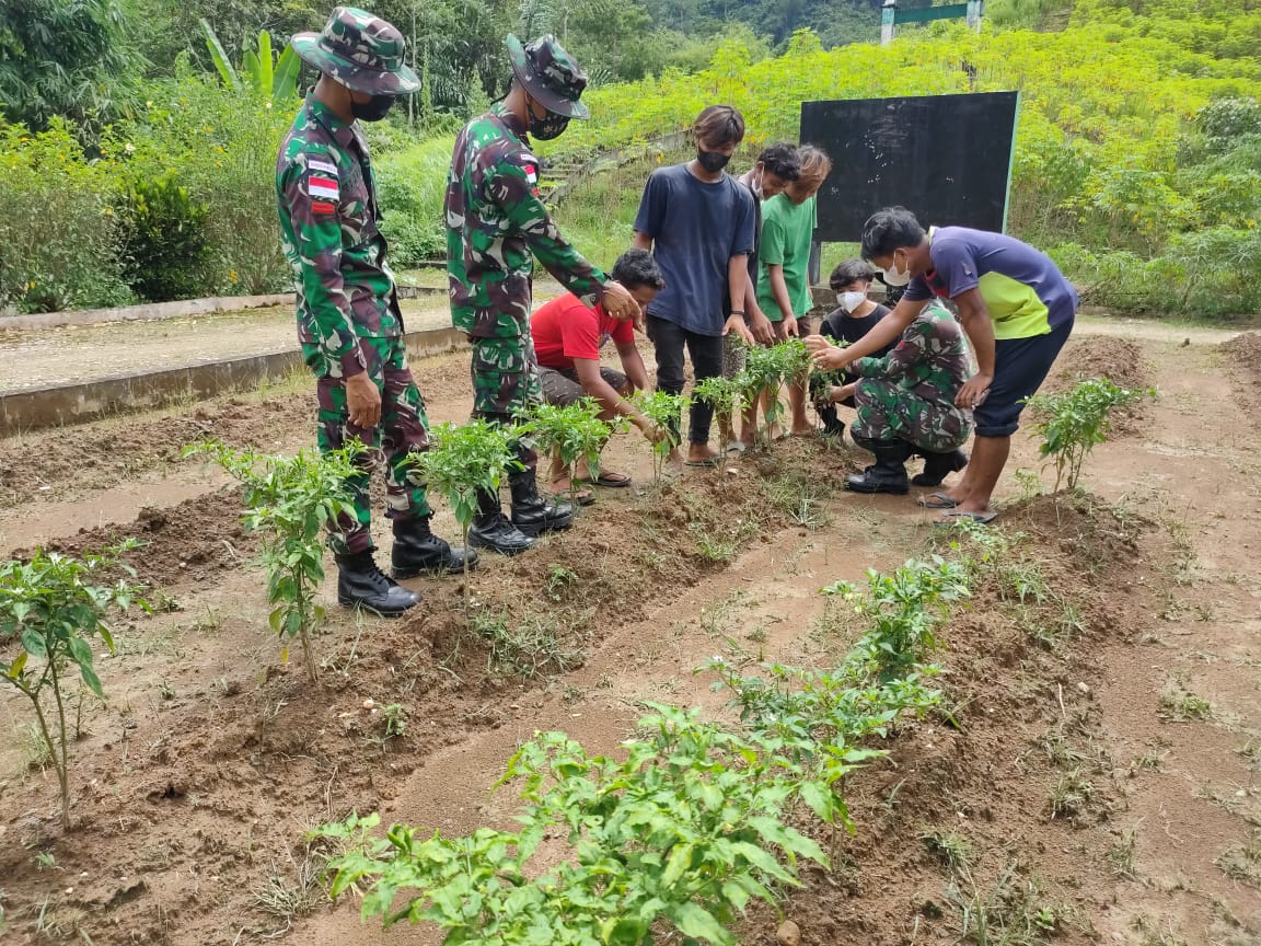 Satgas Pamtas Yonif Mekanis 643/Wns Adakan Penyuluhan Ketahanan Pangan Bagi Warga Di Perbatasan