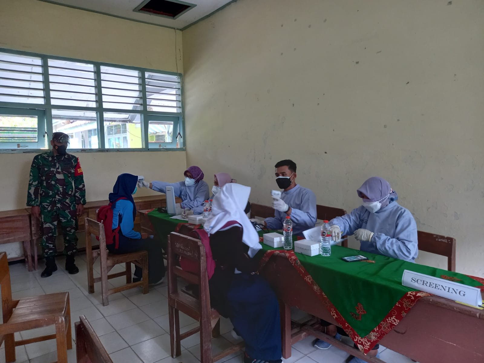 Jelang Masuk Sekolah Dan Ujian, Babinsa Koramil 0801/03 Arjosari Beri Pendampingan Vaksinasi Pelajar