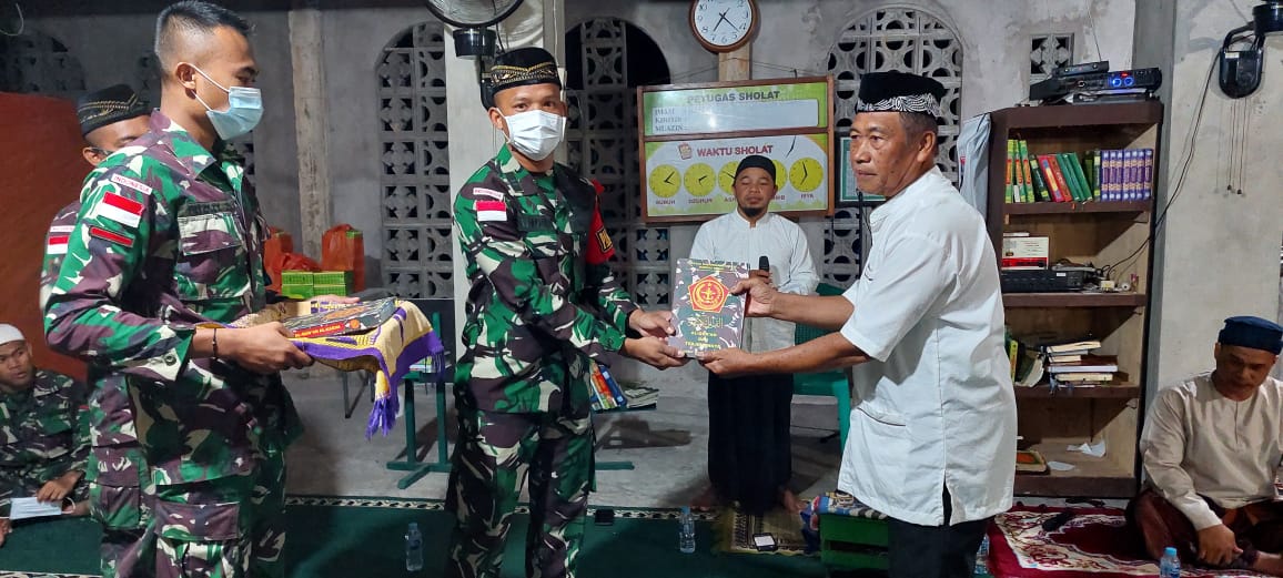 Peringati Maulid Nabi Muhammad SAW, Satgas Pamtas Yonif Mekanis 643/Wns Gelar Do’a Bersama dan Berikan Bantuan Al-Qur’an