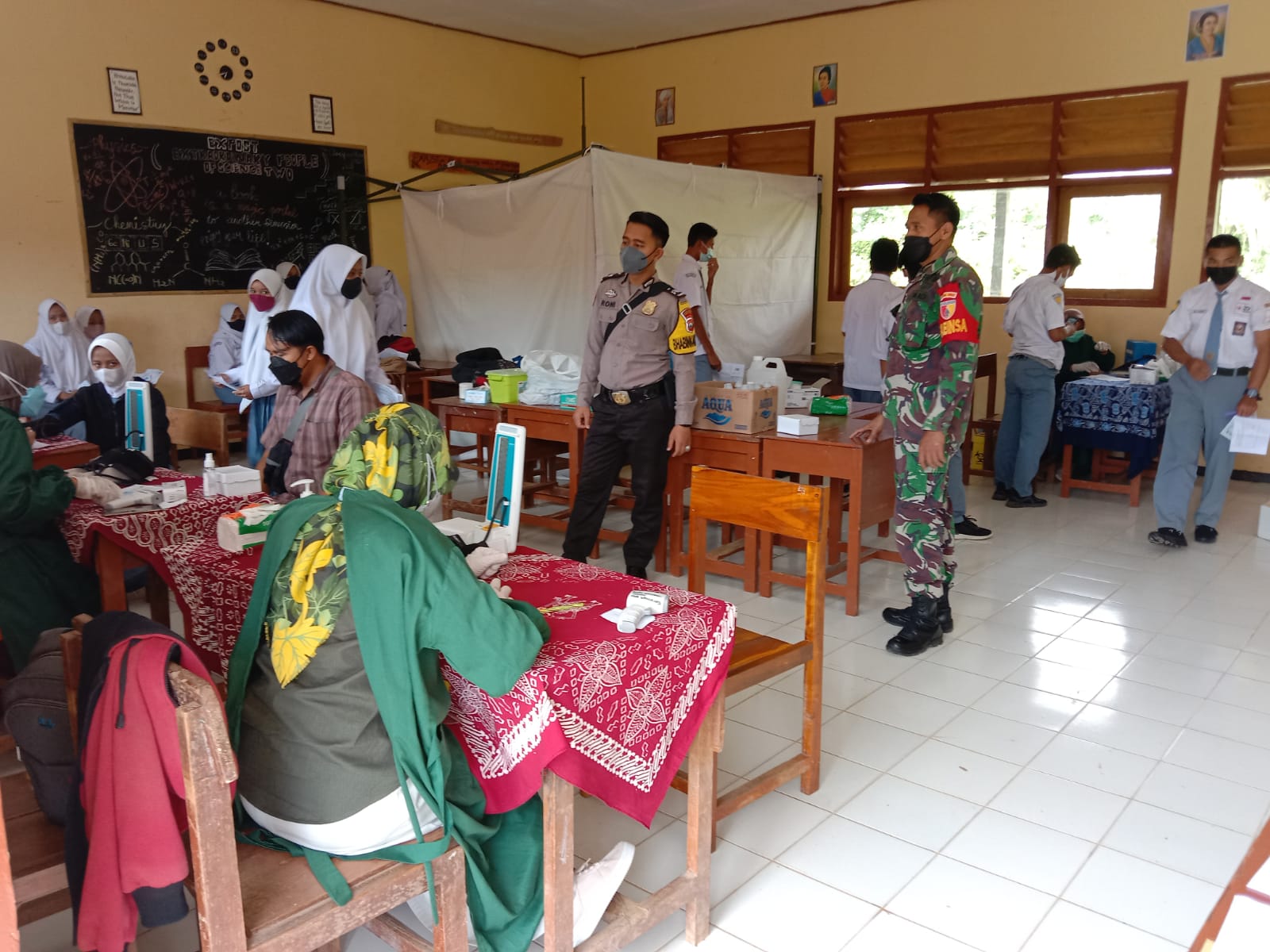 Koramil 0801/07 Ngadirojo Pantau Vaksinasi Siswa Siswi Jenjang SMA se-Jawa Timur Cabang Dinas Pendidikan Pacitan