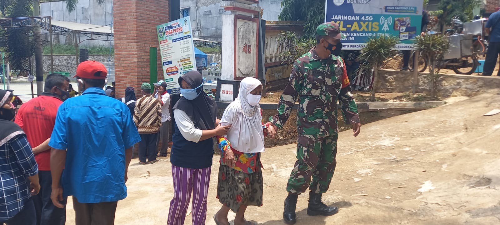 Bentuk Peran Serta Koramil 0801/10 Punung Dampingi Vaksinasi Lansia