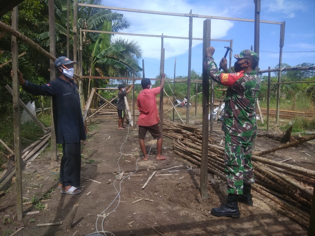 Bersama Warga, Babinsa Sungai Parit Bangun Rumah Warga