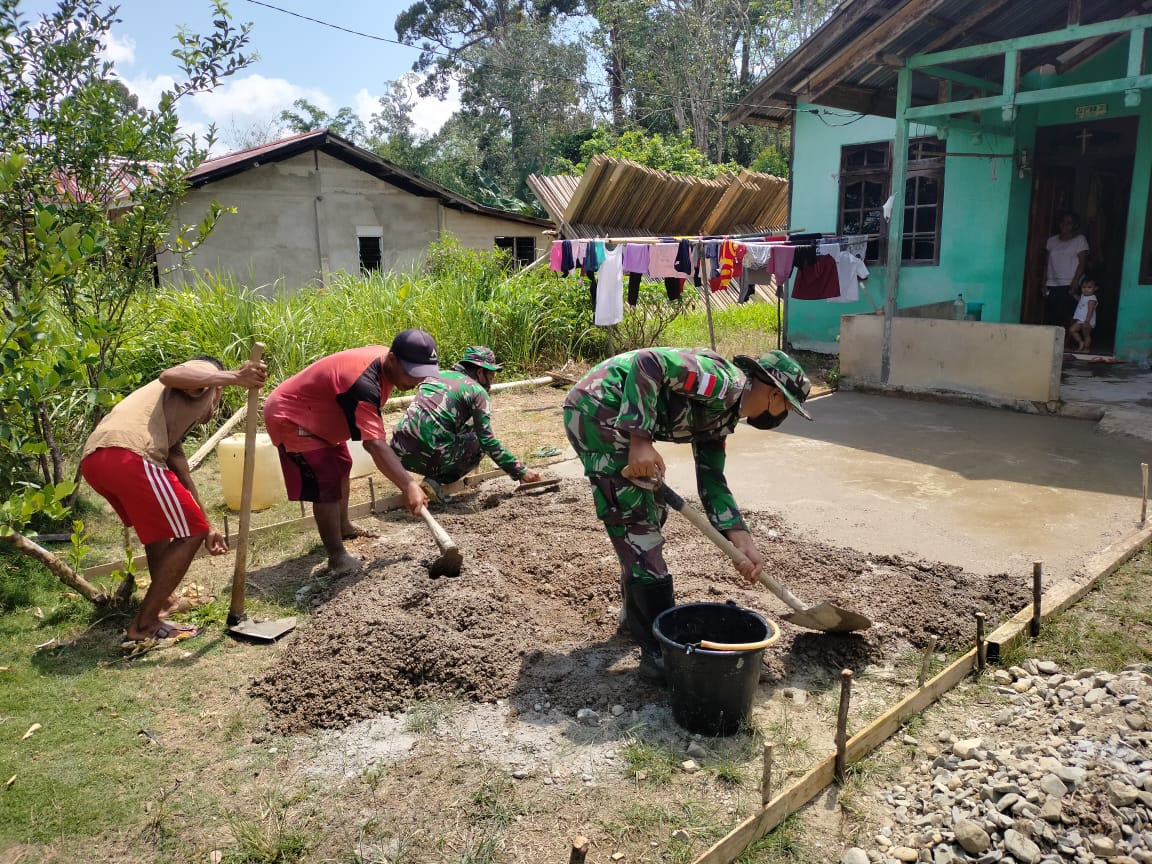 Manunggal Dengan Rakyat, Satgas Pamtas Yonif Mekanis 643/Wns Karya Bhakti Bantu Renovasi Rumah Masyarakat Perbatasan