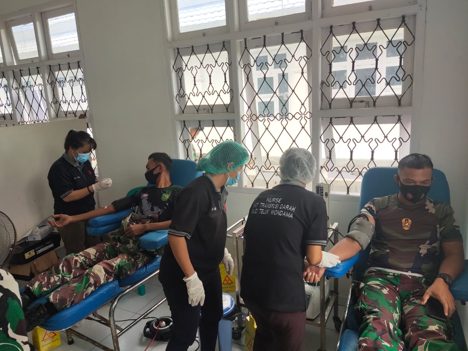 Peduli Kemanusiaan, Satgas BKO Kodim Dan Posramil Persiapan Teluk Wondama Gelar Donor Darah Massal