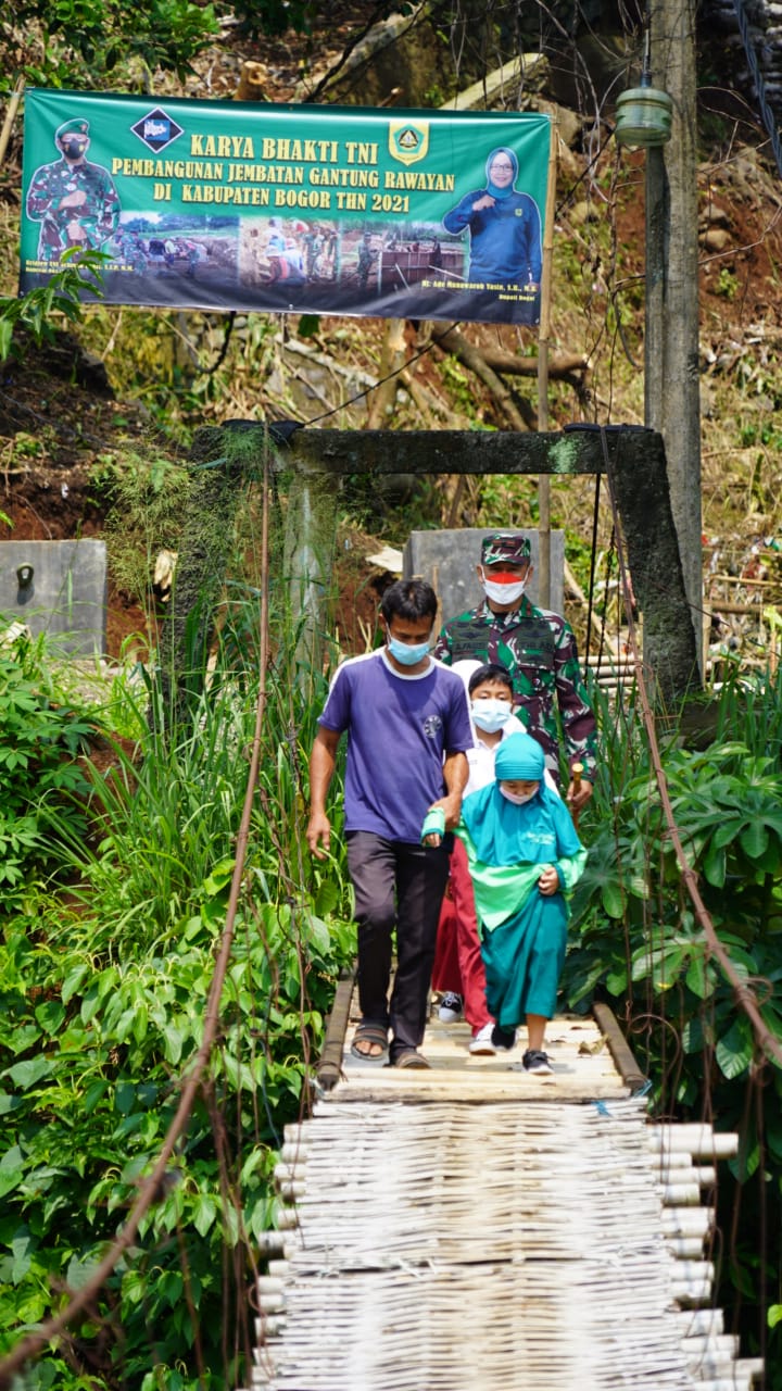 Danrem 061/Sk Tinjau Pembangun 22 Jembatan Gantung Rawayan di Kab Bogor