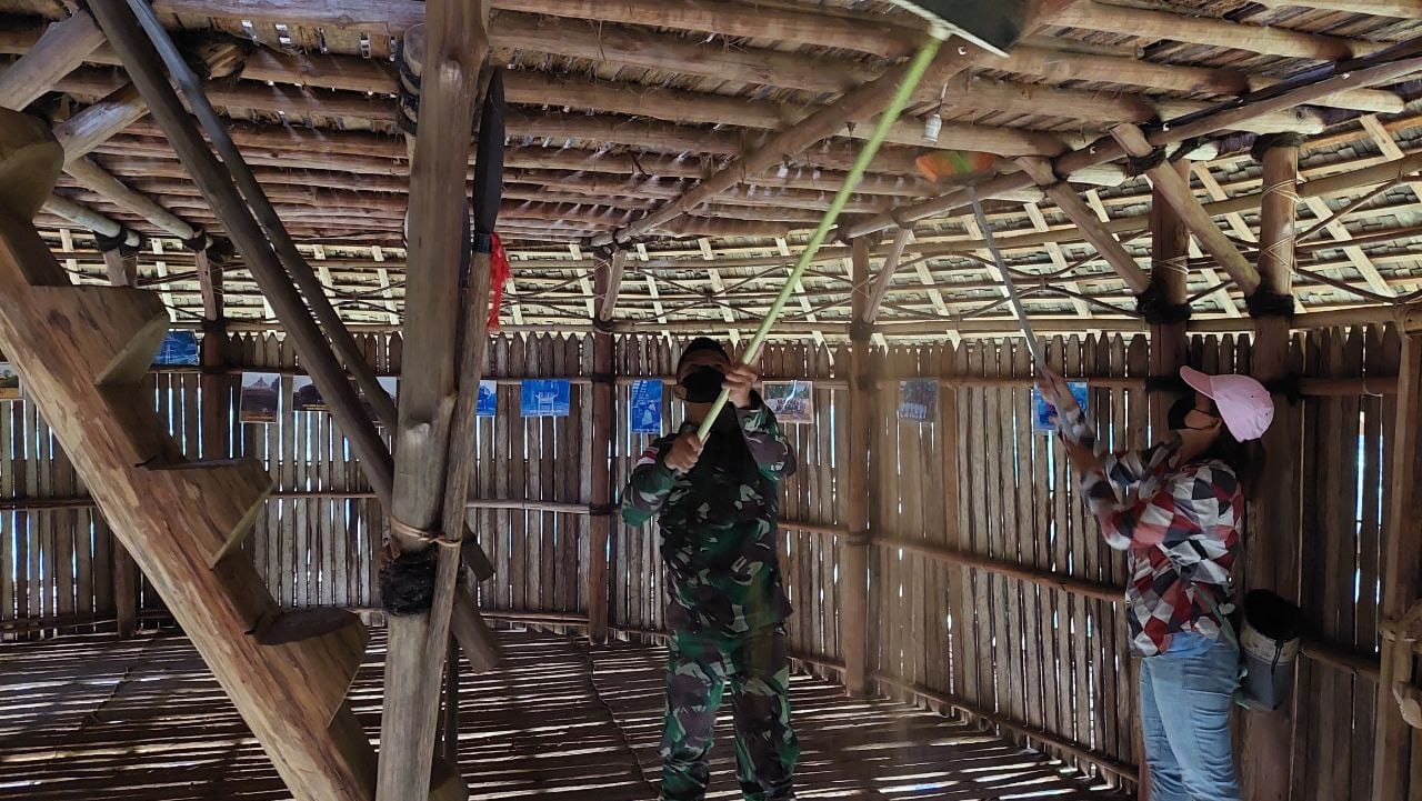 Satgas Pamtas Yonif Mekanis 643/Wns Karya Bakti di Kampung Budaya Bung Kupuak, Daerah Perkampungan Tua Dayak Bidayuh di Perbatasan