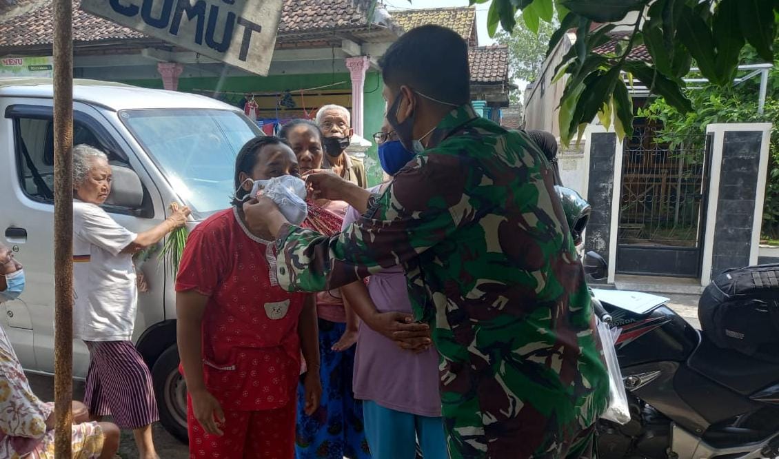 Peduli Kesehatan, Babinsa Jajaran Kodim 0803/Madiun Bagikan Masker Kepada Warga Binaan