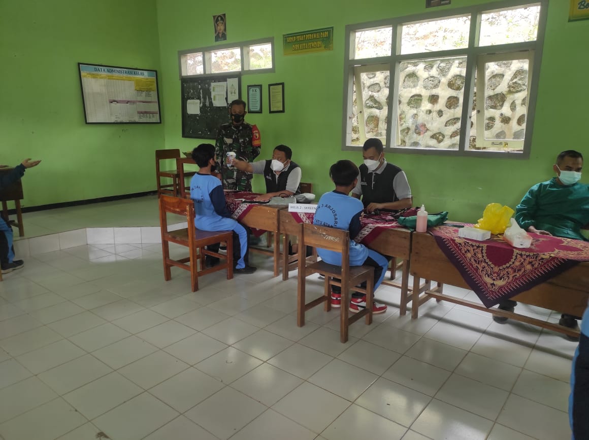 Koramil 0801/03 Arjosari Lakukan Pendampingan Vaksinasi SMPN III Arjosari