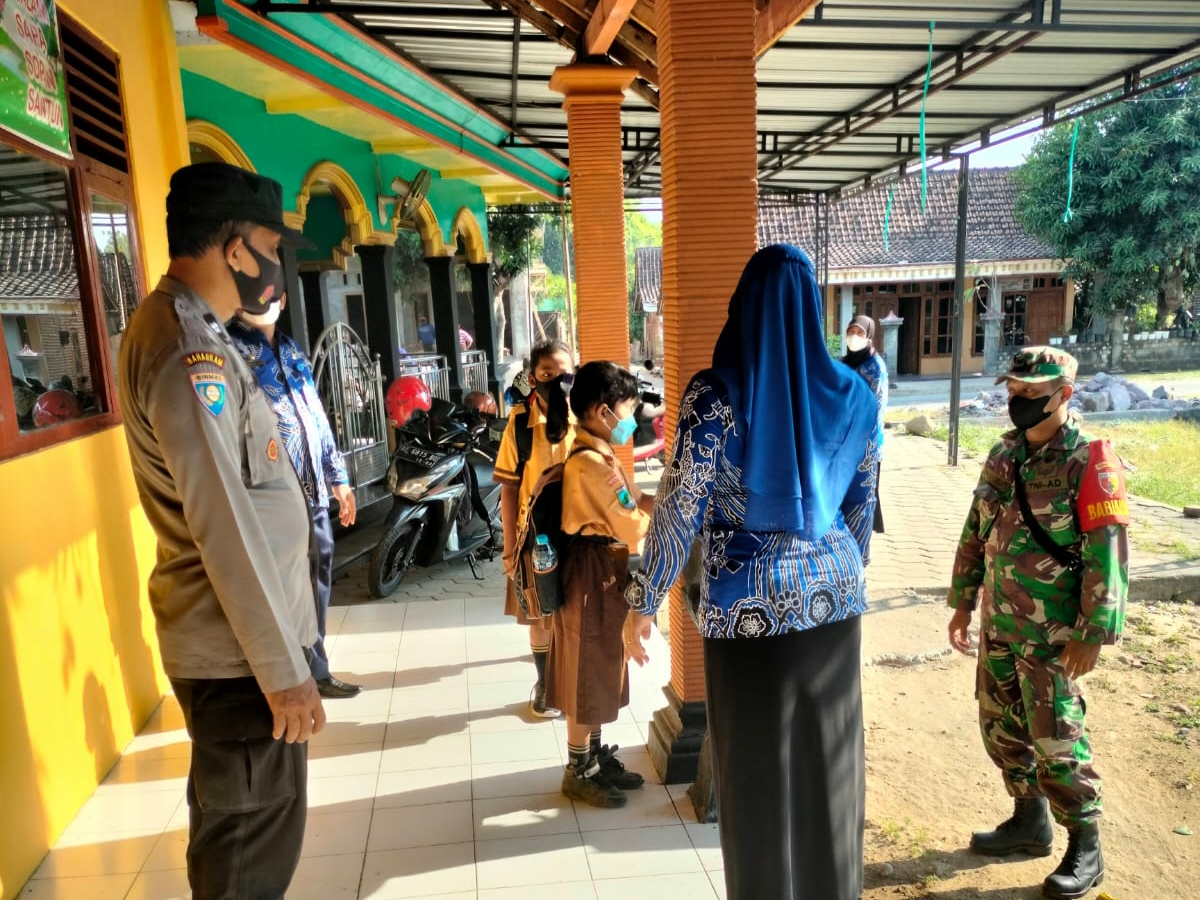 PTM Terbatas Dimulai, Dandim Madiun Instruksikan Babinsa Jajaran Pastikan Prokes Diterapkan