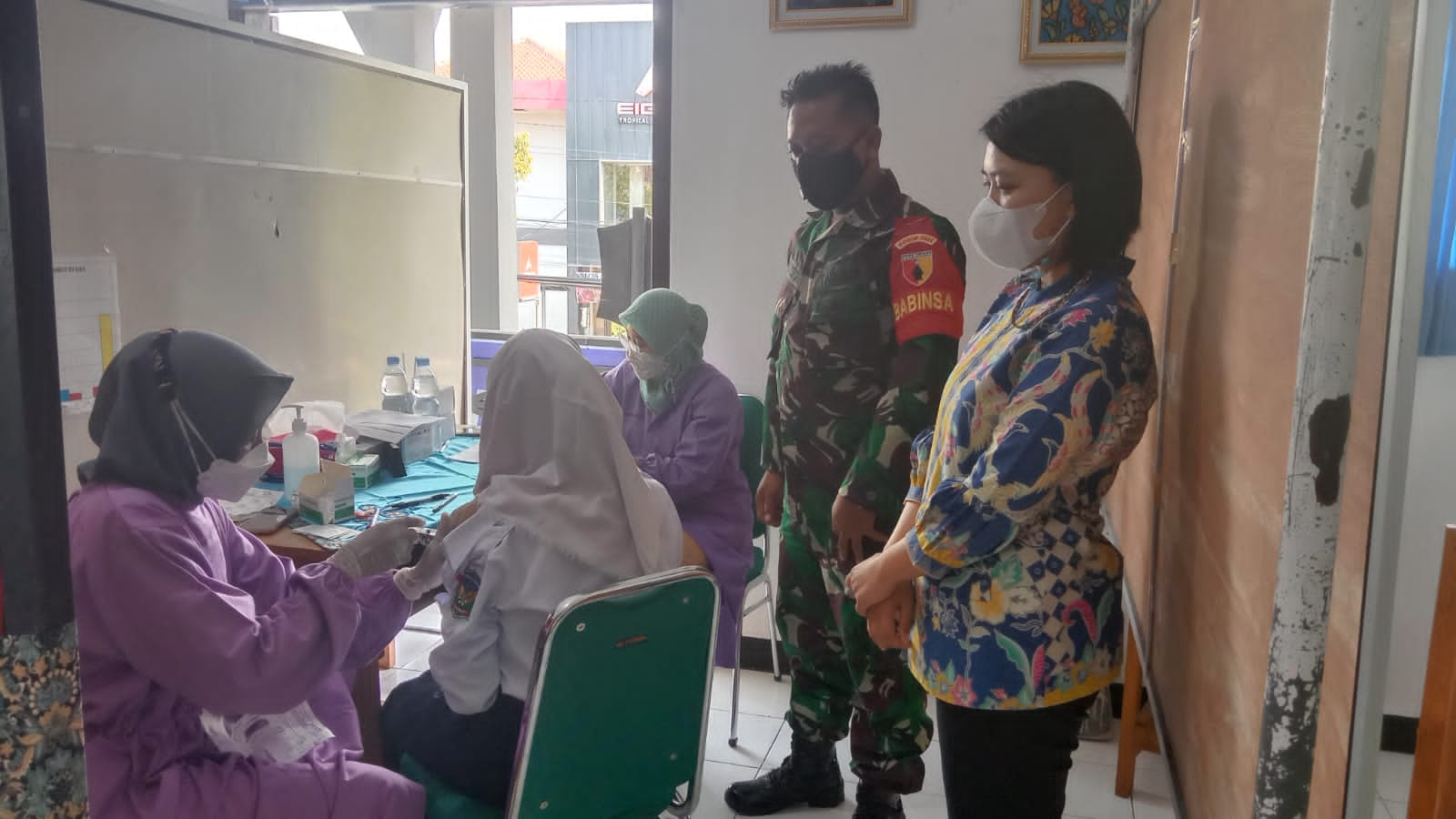 Ciptakan Rasa Aman, Babinsa Koramil 0801/01 Pacitan Lakukan Pendampingan Vaksinasi Pelajar