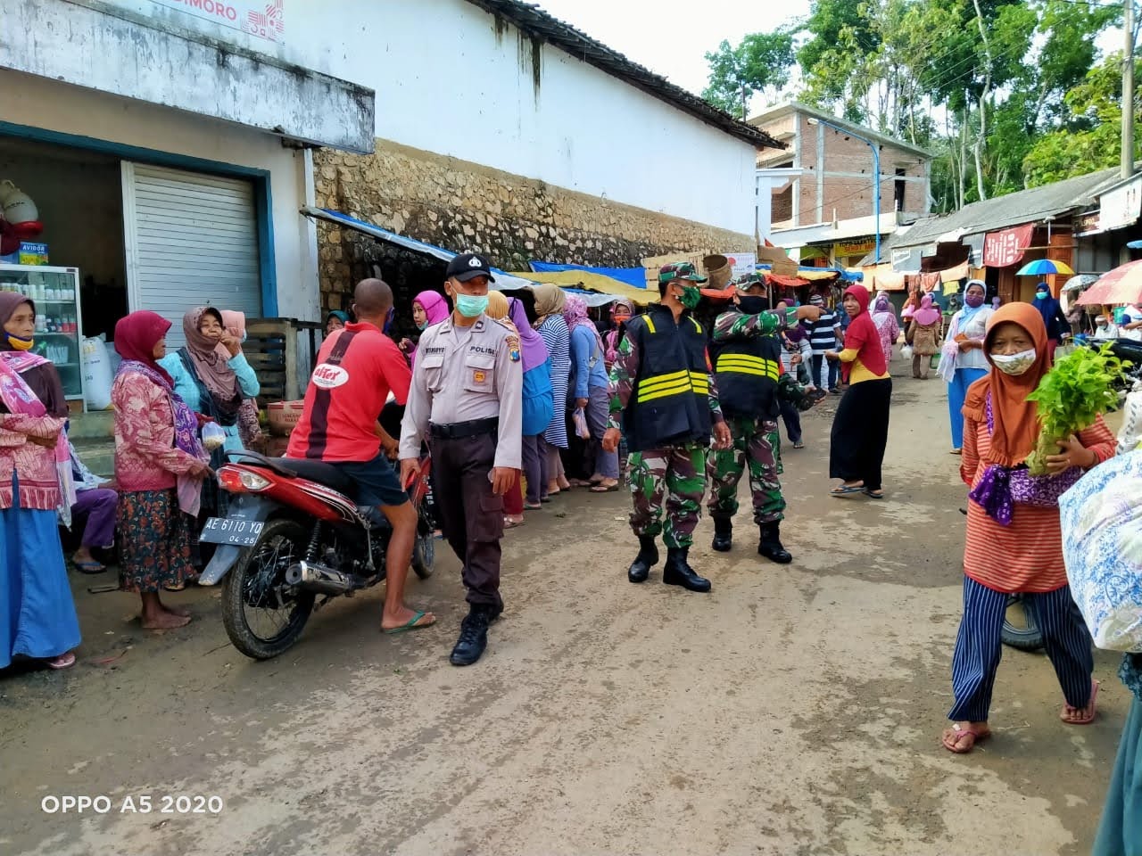 Koramil 0801/06 Bandar Bersama Polsek Bandar Bersinergi Beri Himbaun Protokol Kesehatan