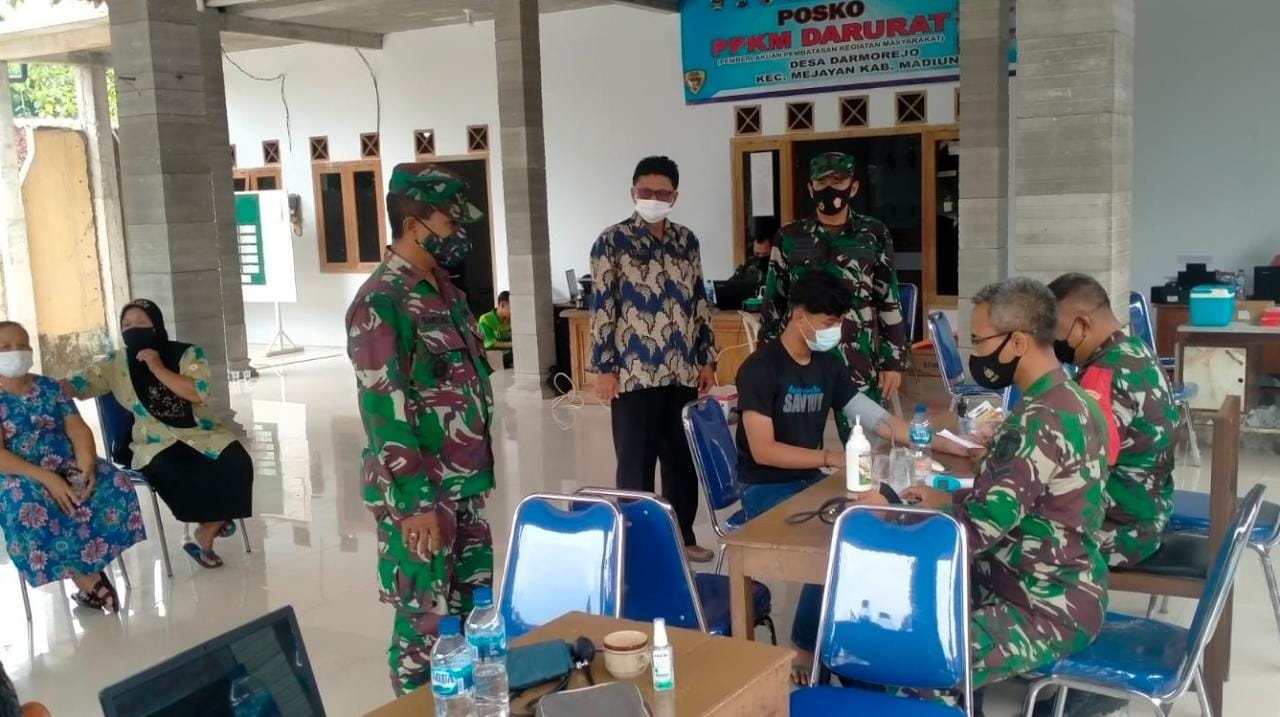 Kasdim 0803/Madiun Tinjau Serbuan Vaksinasi Masyarakat di Kecamatan Mejayan