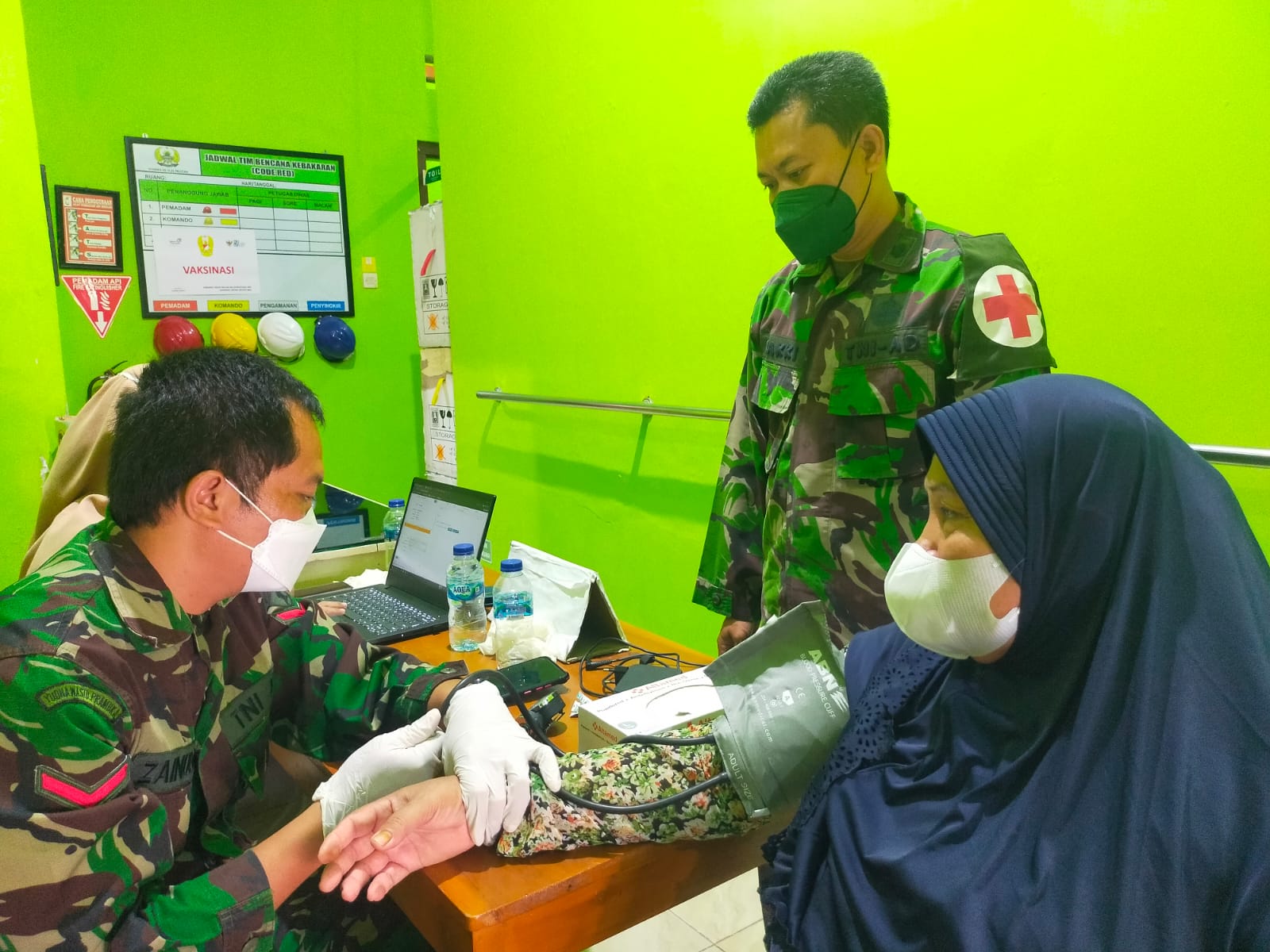 Polkes 05.09.11 Pacitan Menyelenggarakan Vaksinasi Lansia Dosis Pertama