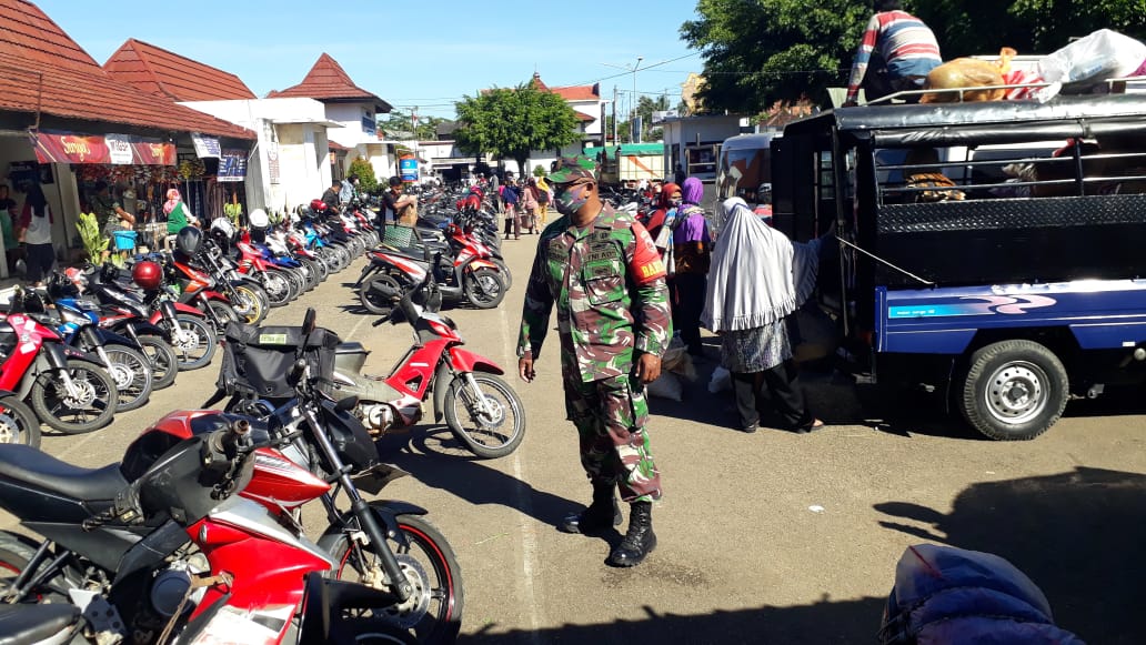 Pandemi Belum Berakhir, Babinsa Koramil 0801/06 Bandar Terus Edukasi Masyarakat Taat Prokes