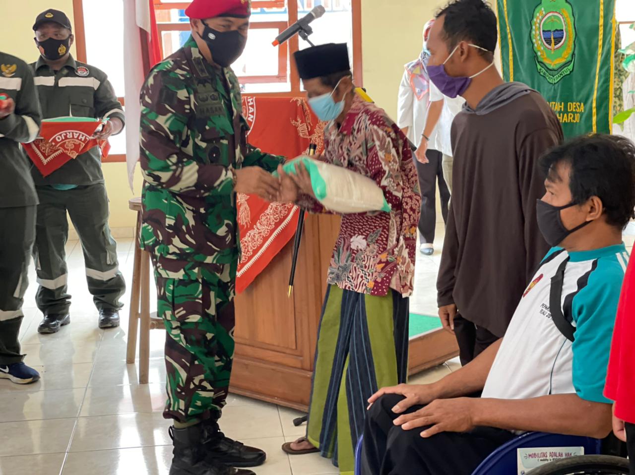 Kopassus Salurkan Bansos di Desa Sumberagung, Bantul