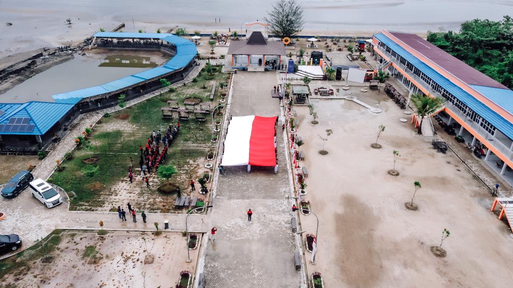 Peringati Hari Sumpah Pemuda Ke-93, Danramil Penajam Hadiri Pembentangan Bendera Merah Putih Di Pantai Amal PPU