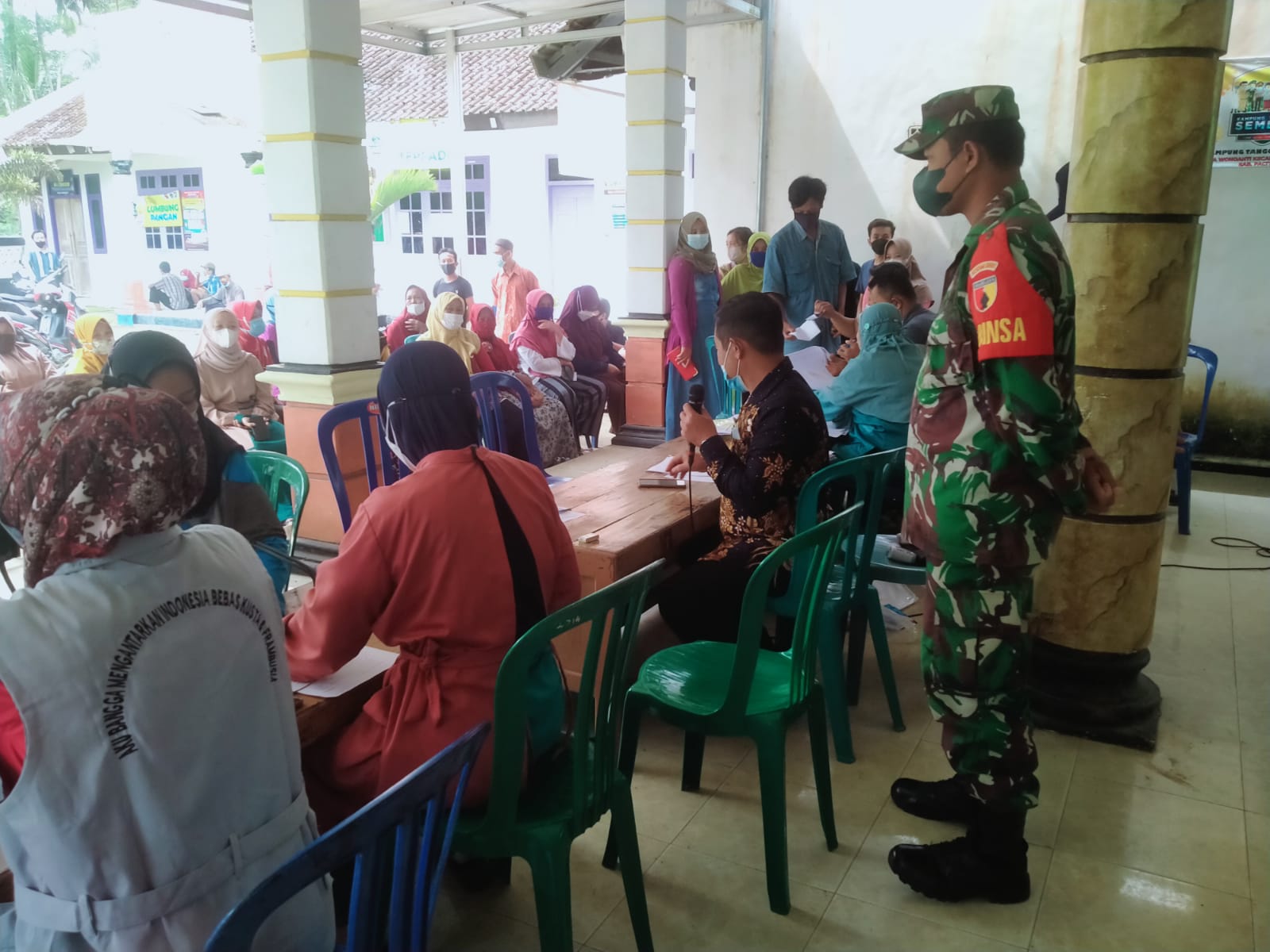 Peran Aktif Babinsa Kodim 0801 Pacitan Dampingi Pelaksanaan Vaksinasi di Wilayah Binaanya.