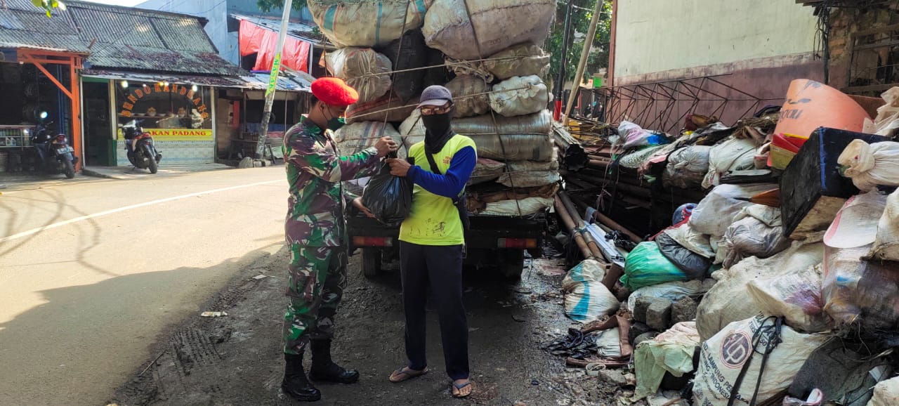 Jumat Berkah, Batalyon 31 Grup 3 Kopassus Bagikan Sembako