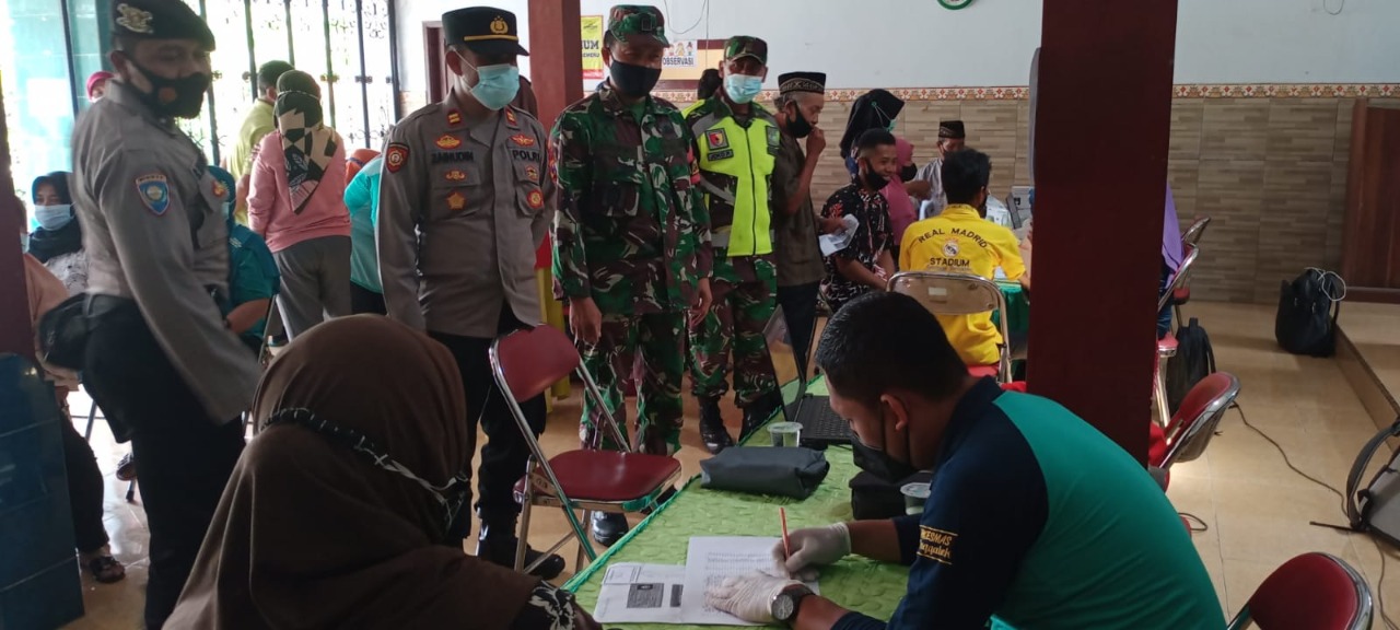 Danramil 0806/06 Gandusari Pantau Langsung Pelaksanaan Serbuan Vaksinasi Covid-19 di Desa Ngrayung