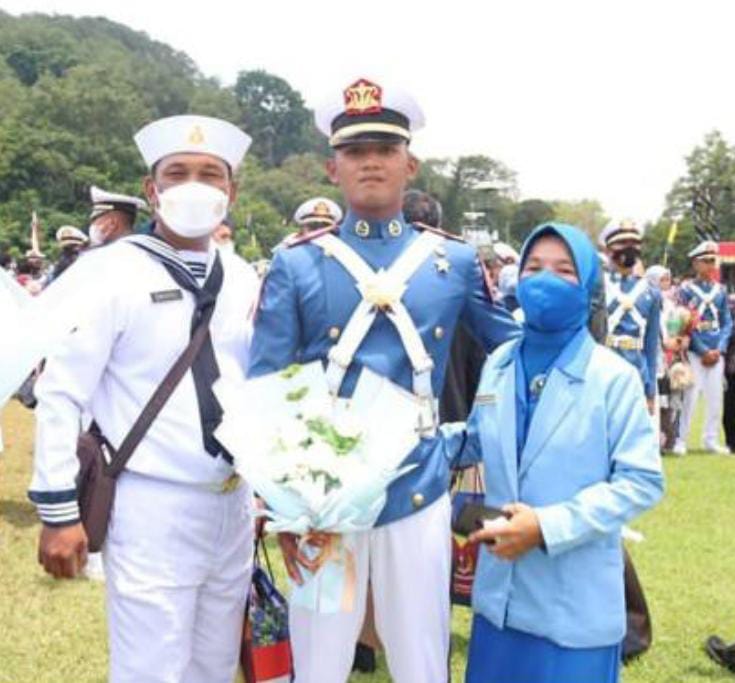 Haru Campur Gembira Kopral Chaerul Saat Putranya Diwisuda