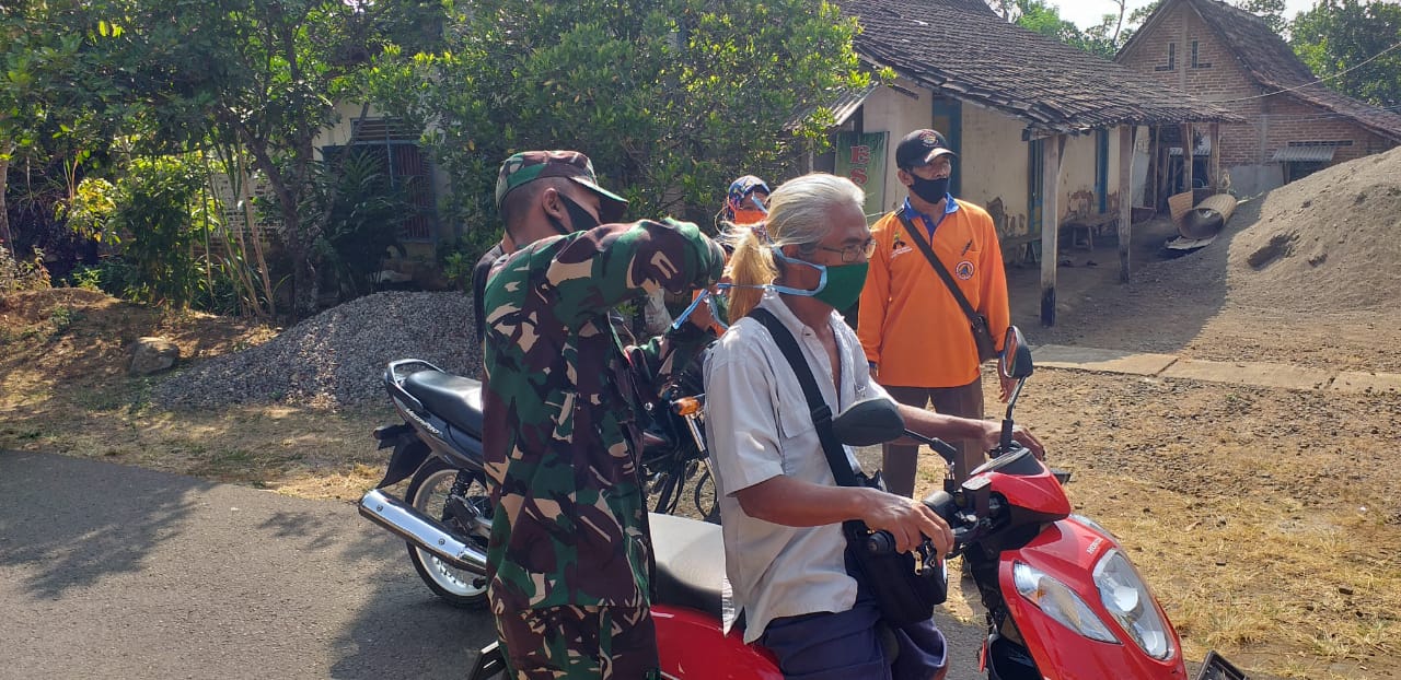 Cegah Penyebaran Covid-19, Dandim Madiun Instruksikan Jajaranya Turun Ke Jalan Bagikan Masker