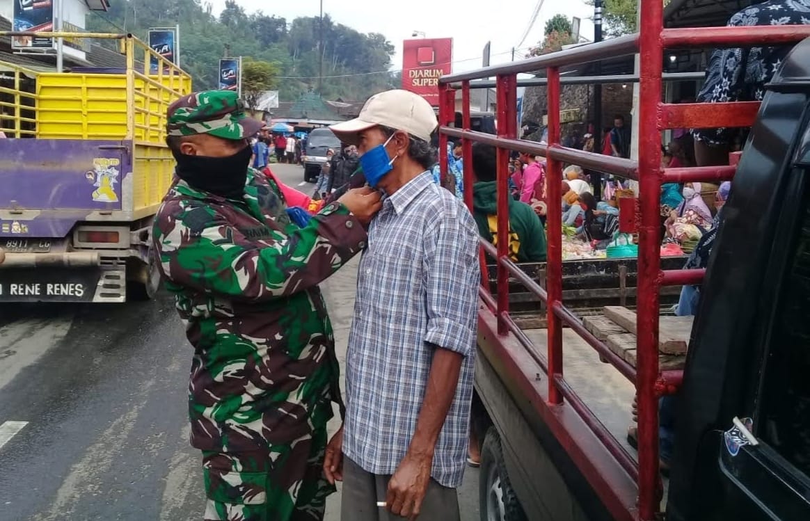 Pastikan Disiplin Protokol Kesehatan, Babinsa Koramil 0801/12 Pringkuku Sambangi Pasar