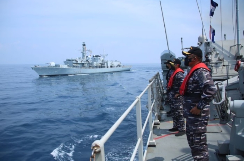 KRI Bung Tomo 357 Passex Kapal Perang Inggris HMS Richmond F 239