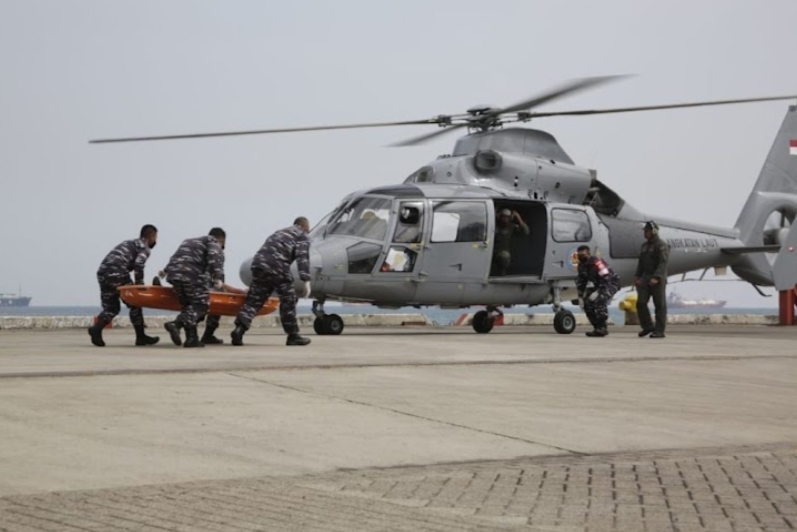 Heli Panther TNI AL Evakuasi Korban Erupsi GAK