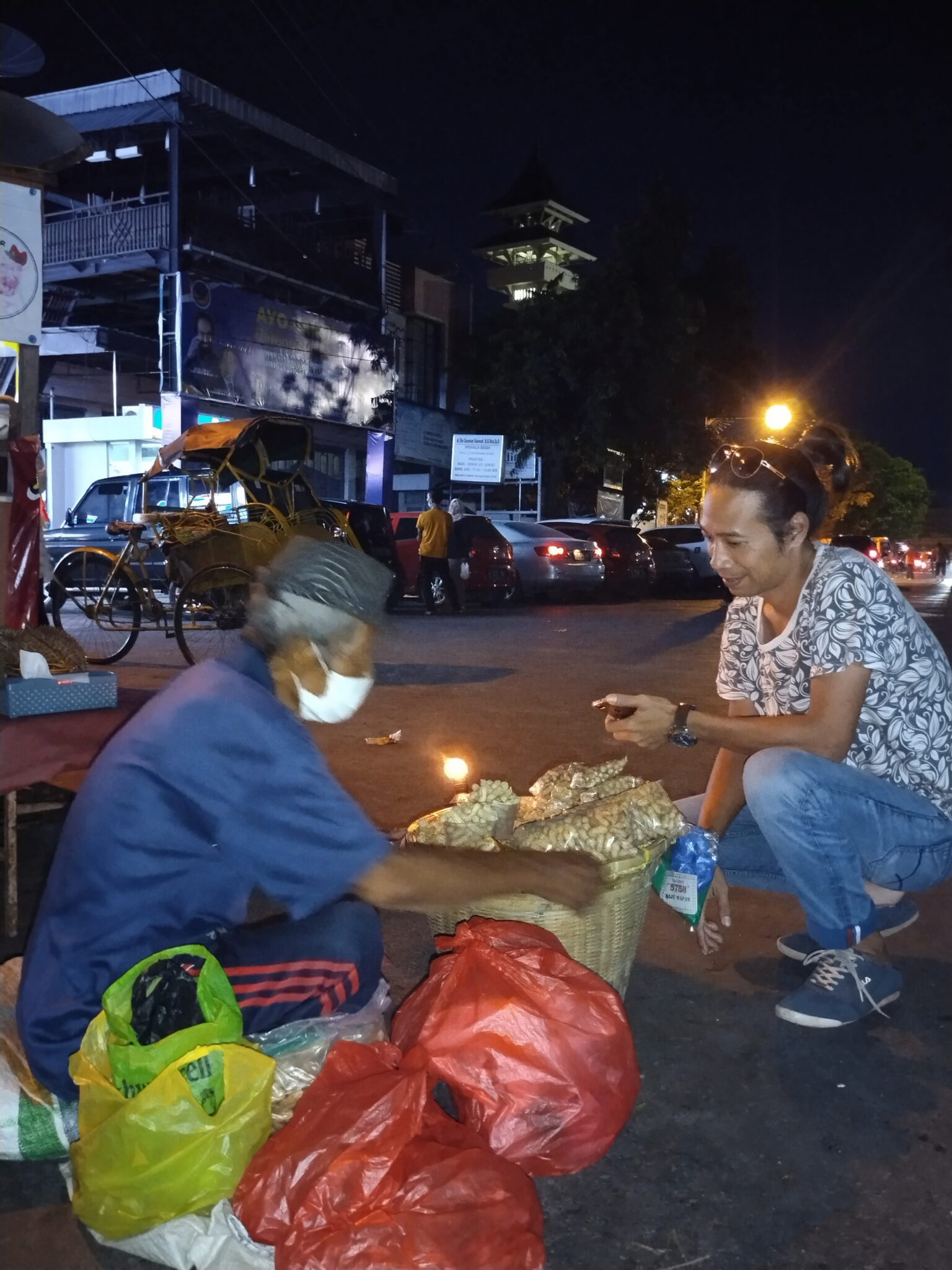 Kacang Rebus Mbah Sarmin Bersaing Ketat di Pojok Alun-alun Kota Rembang