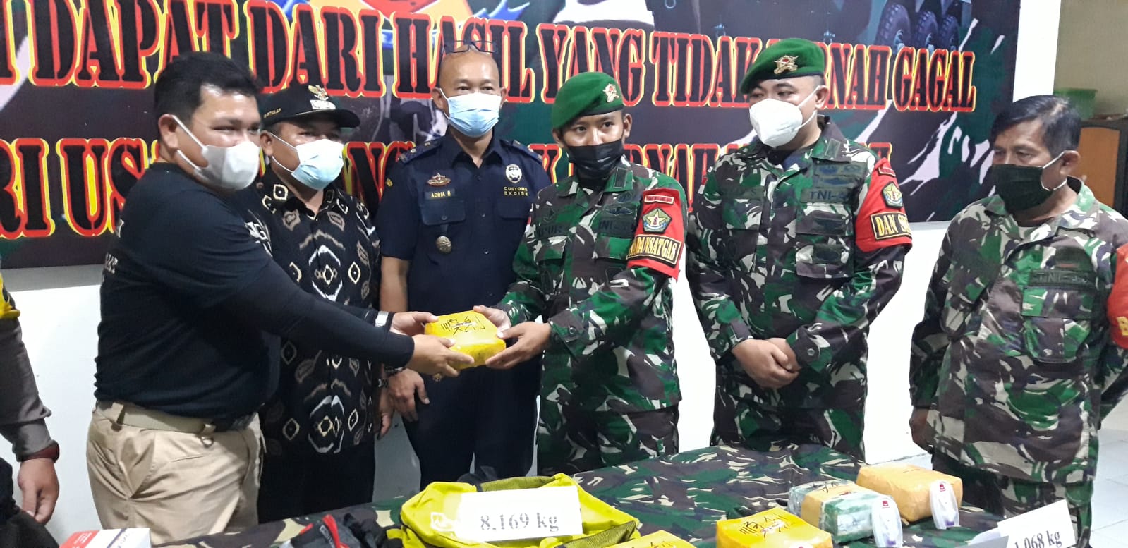 Satgas Pamtas Yonif Mekanis 643/Wns Gagalkan Penyelundupan Narkoba Jenis Sabu-Sabu 8,169 Kg di Perbatasan