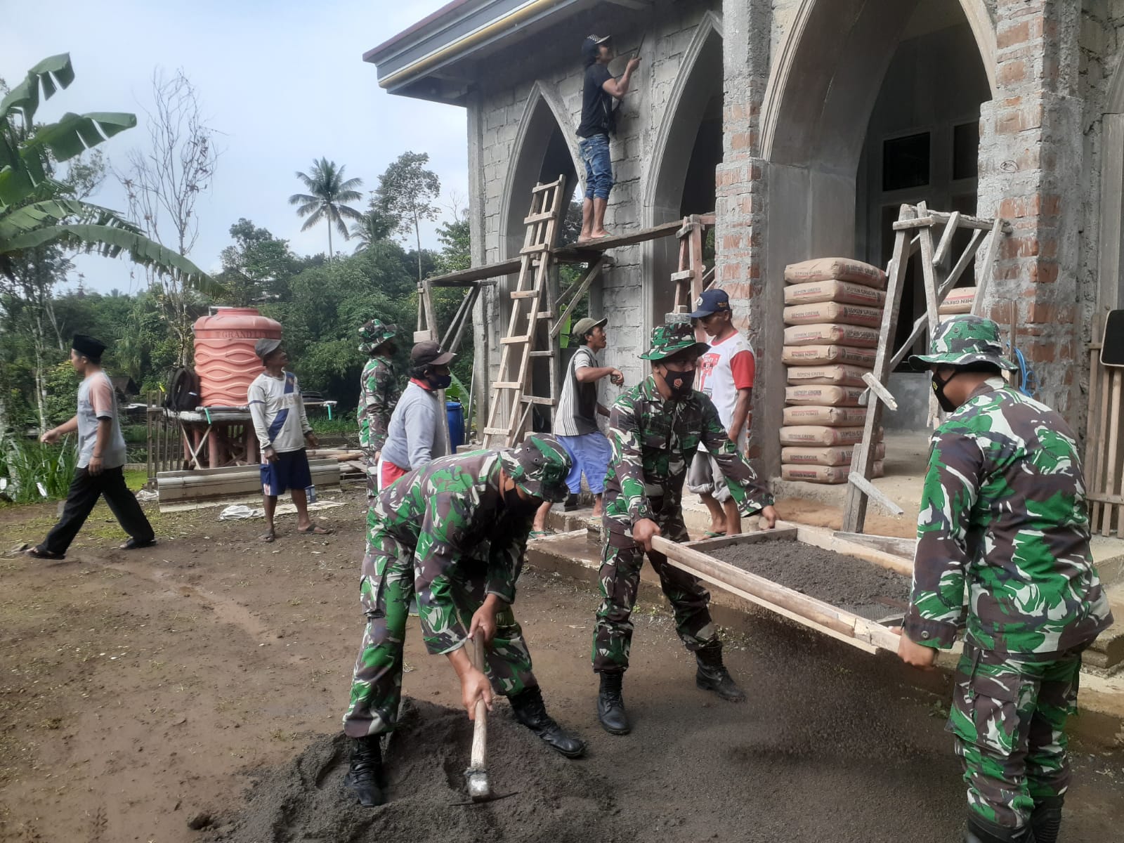 Rehab Mushola, Anggota Kodim 0808/Blitar Laksanakan Karya Bhakti Bersama Warga 