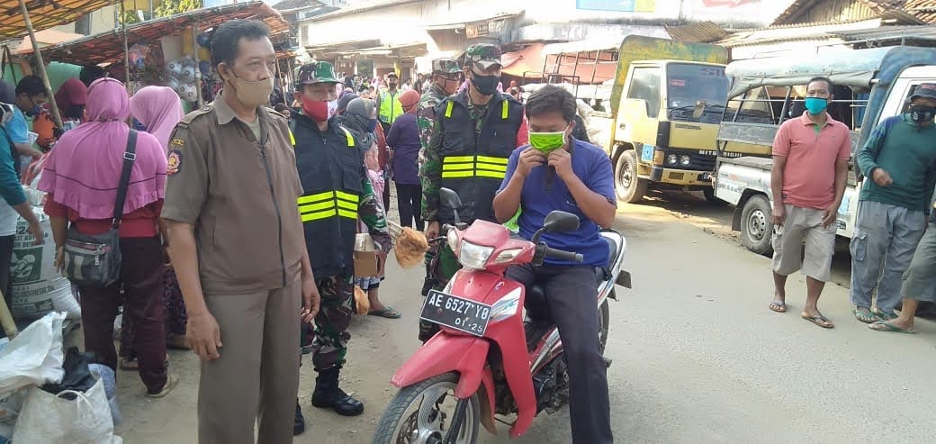 Peduli Warga, Babinsa 0801/09 Sudimoro Bagikan Masker di Pasar Sudimoro