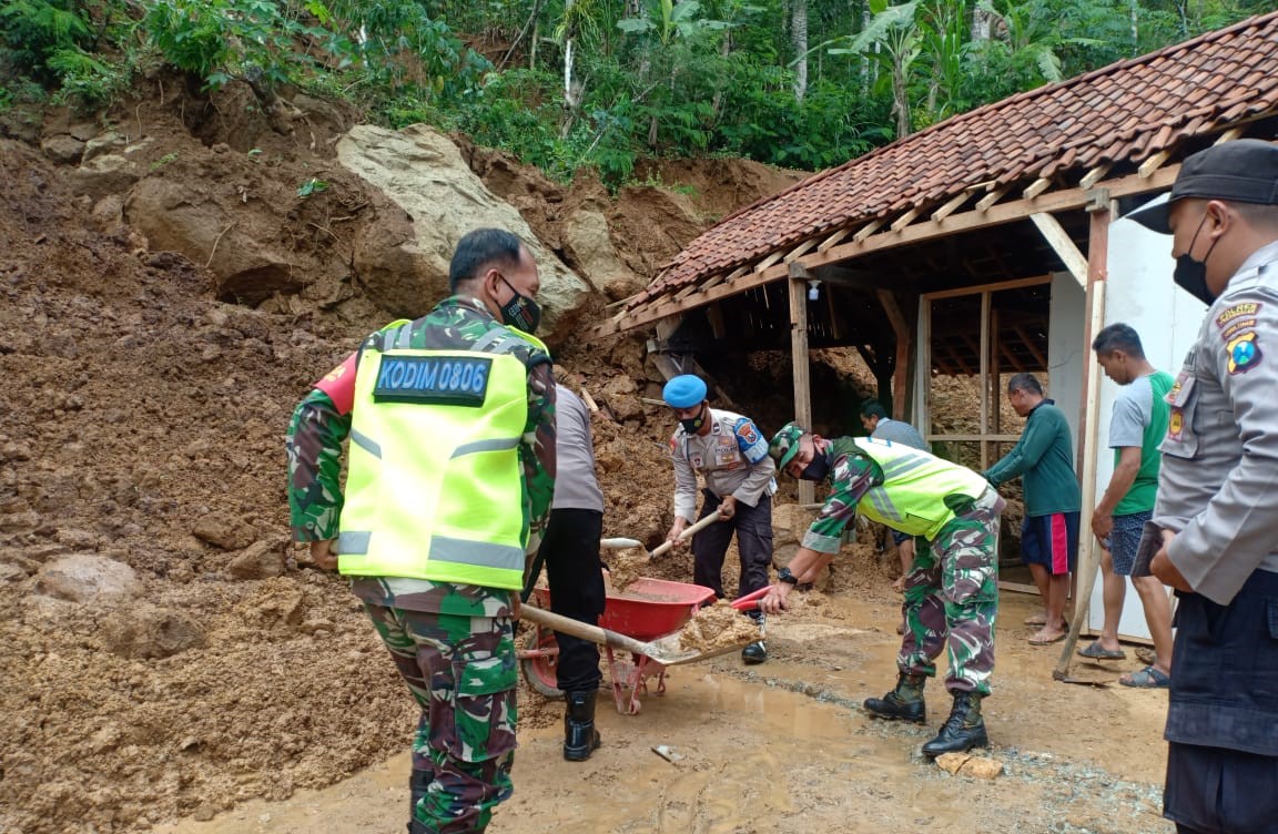 Dengan Sigap, Koramil 0806/10 Pule Segera Bantu Warga Bersihkan Tanah Longsor