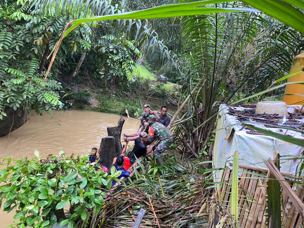 Kepedulian Babinsa Koramil Sepaku Bantu Evakuasi Korban Terseret Arus Sungai