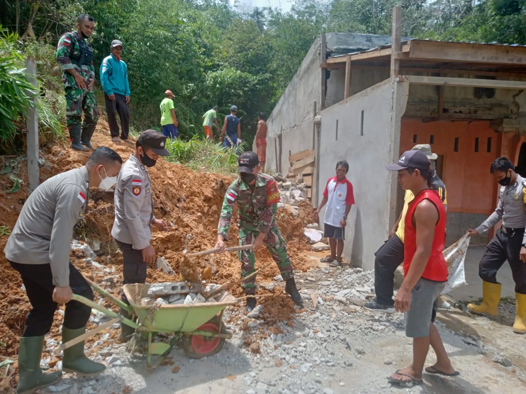 Satgas Pamtas Yonif Mekanis 643/Wns Bersinergi Dengan Aparat Terkait Dan Masyarakat Gotong-royong Bersihkan Rumah Warga Akibat Tertimbun Longsor