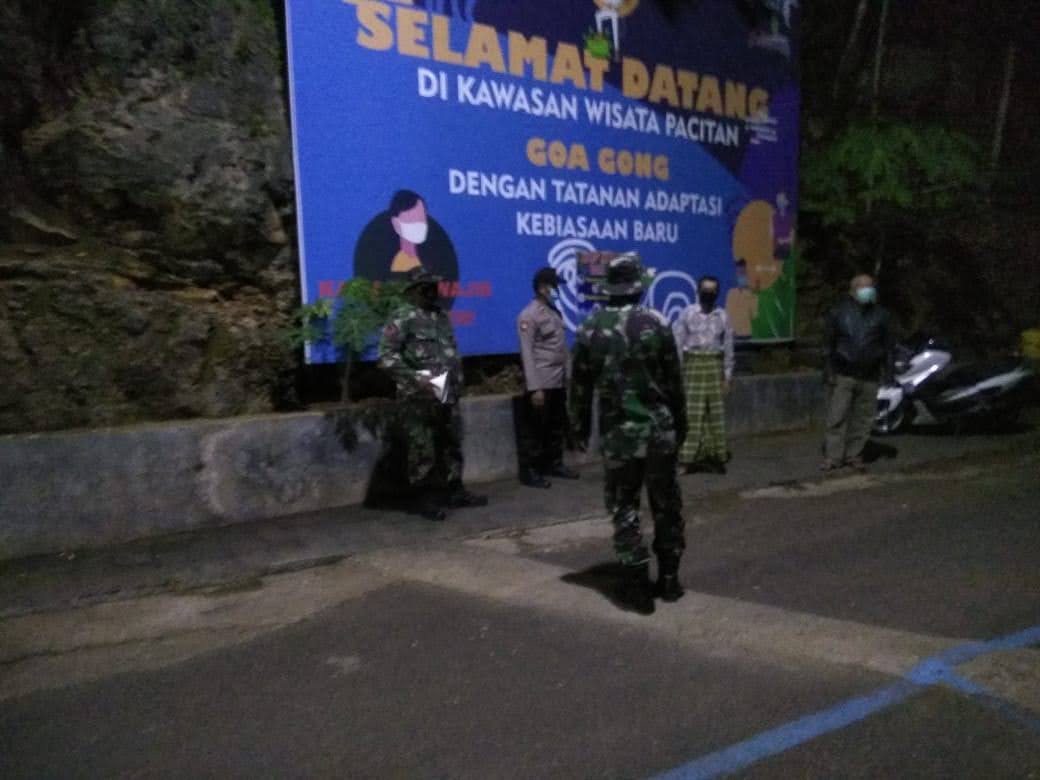 Jaga Wilayah Tetap Kondusif, Koramil 0801/10 Punung Patroli Malam Beri Himbauan Protokol Kesehatan