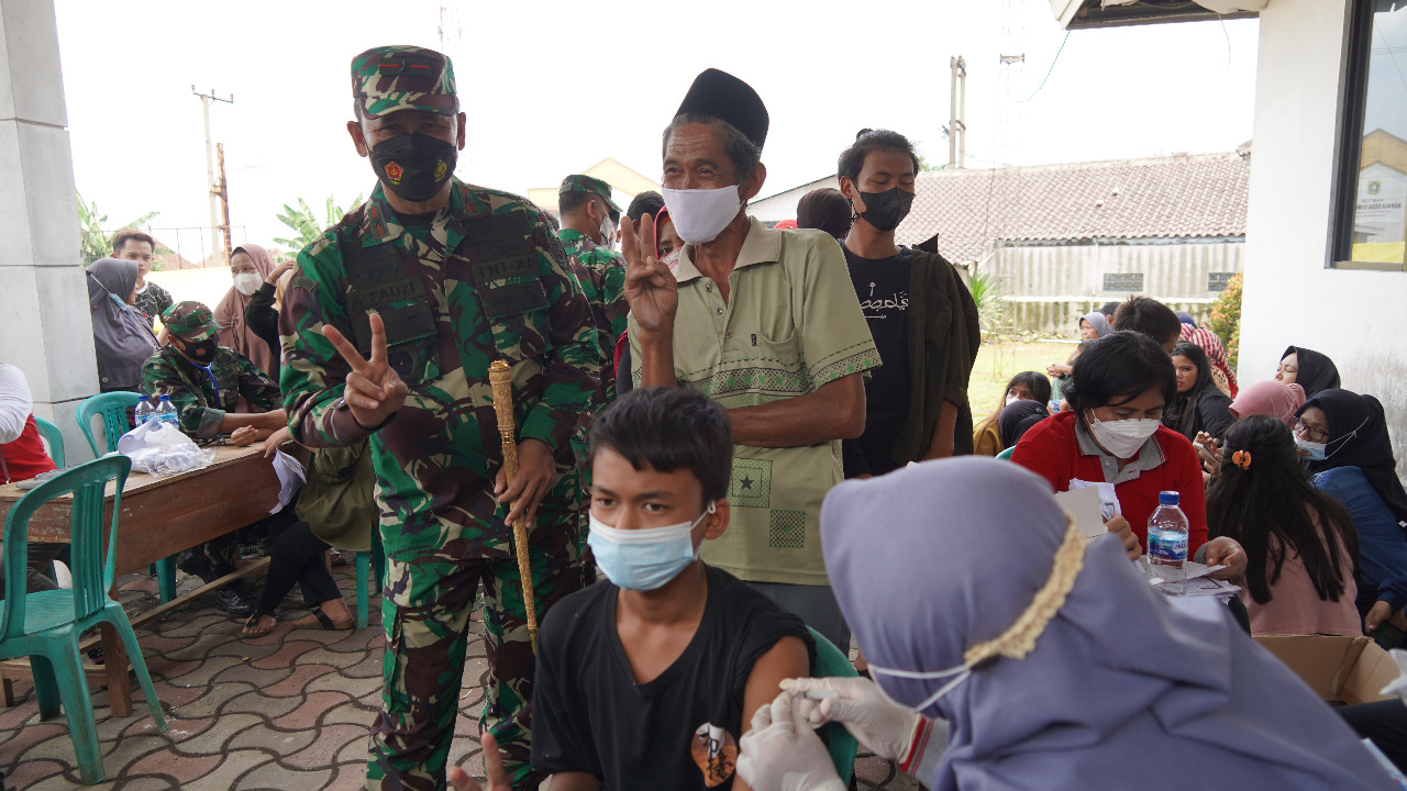 Gerilya Vaksinasi Korem 061/Sk Sasar Kampung dan Kebun Warga