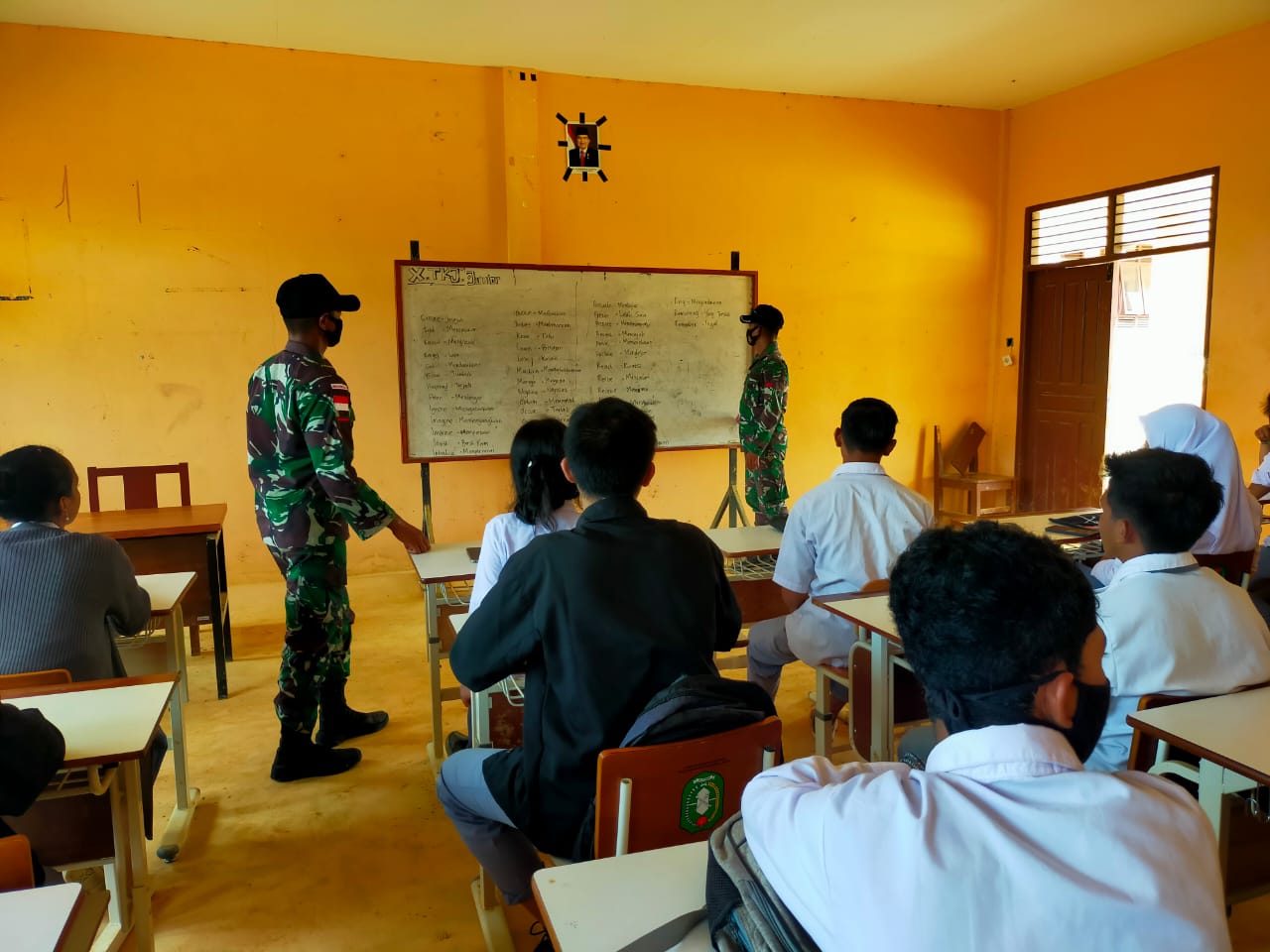 Minimnya Gadik, Pratu Ibnu Ajarkan Bahasa Indonesia di SMKN 01 Perbatasan