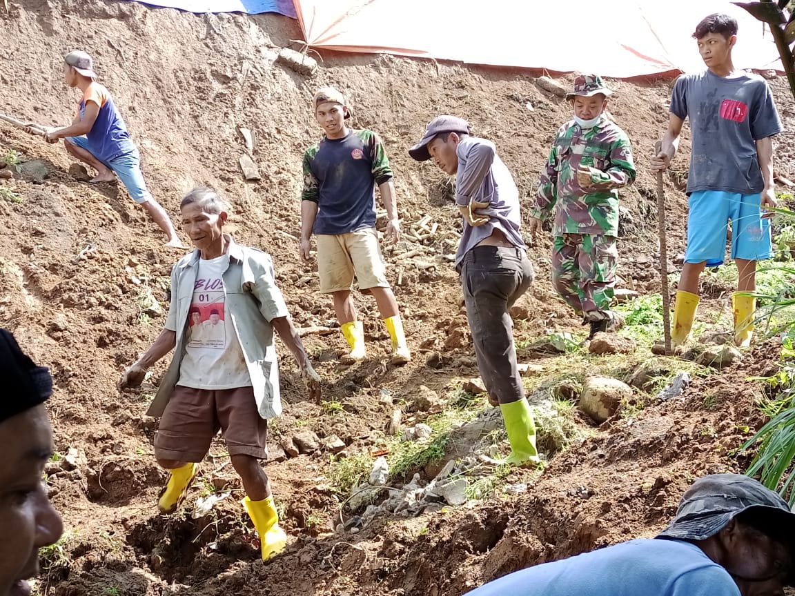 Danramil Mojotengah Pimpin Karya Bakti Tanah Longsor