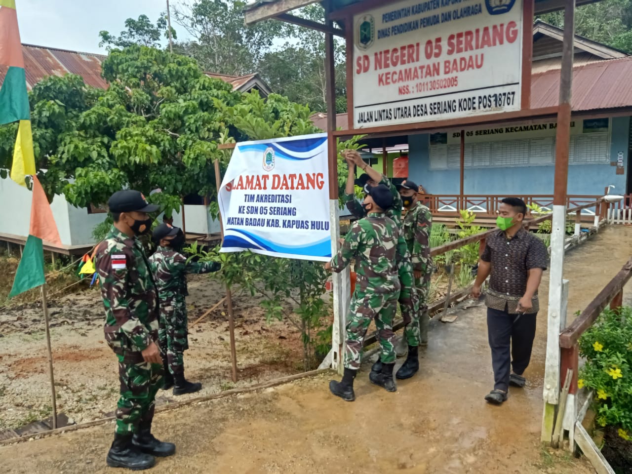 Satgas Yonif 144/JY Membantu Pasang Umbul-umbul dan Bersihkan Lingkungan SDN 05 Desa Seriang